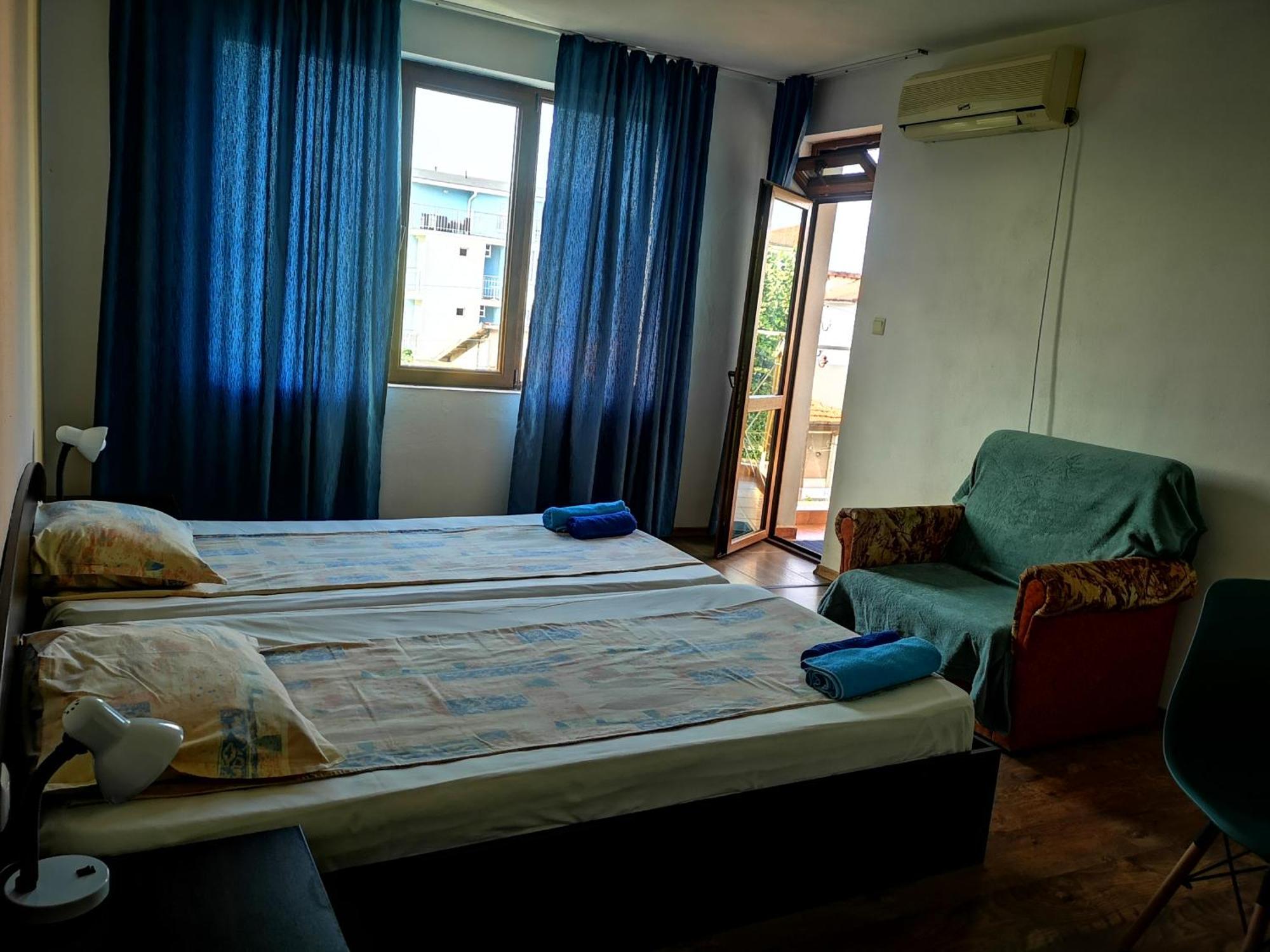 Paunovi Guest House Primorsko Pokoj fotografie